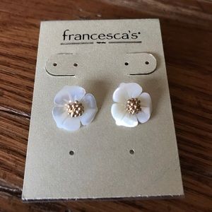 FRANCESCA’S flower stud earrings 🌸